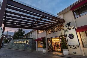 Quindeloma Art Hotel And Gallery