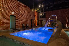 Quindeloma Art Hotel And Gallery