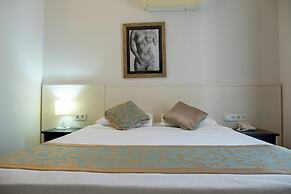 Artemis Hotel
