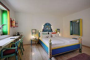 18Arts Hotel - Living in a Gallery!