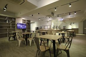 Flyinn Hostel
