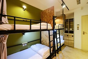 Flyinn Hostel