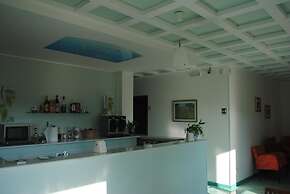 Larus Hotel