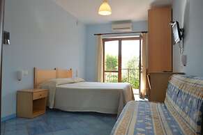 Larus Hotel