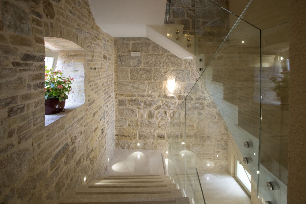 Aspalathos Residence
