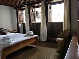 Hiranya Guest House