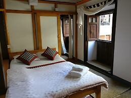 Hiranya Guest House
