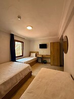 Ados Hotel