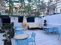 Ados Hotel