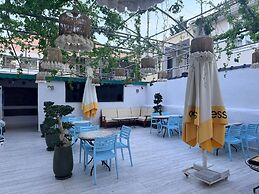 Ados Hotel