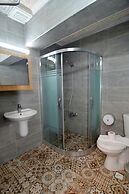 Ados Hotel