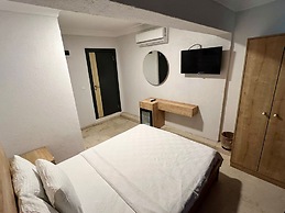Ados Hotel