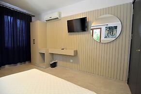 Ados Hotel