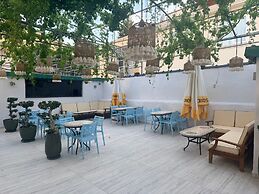 Ados Hotel