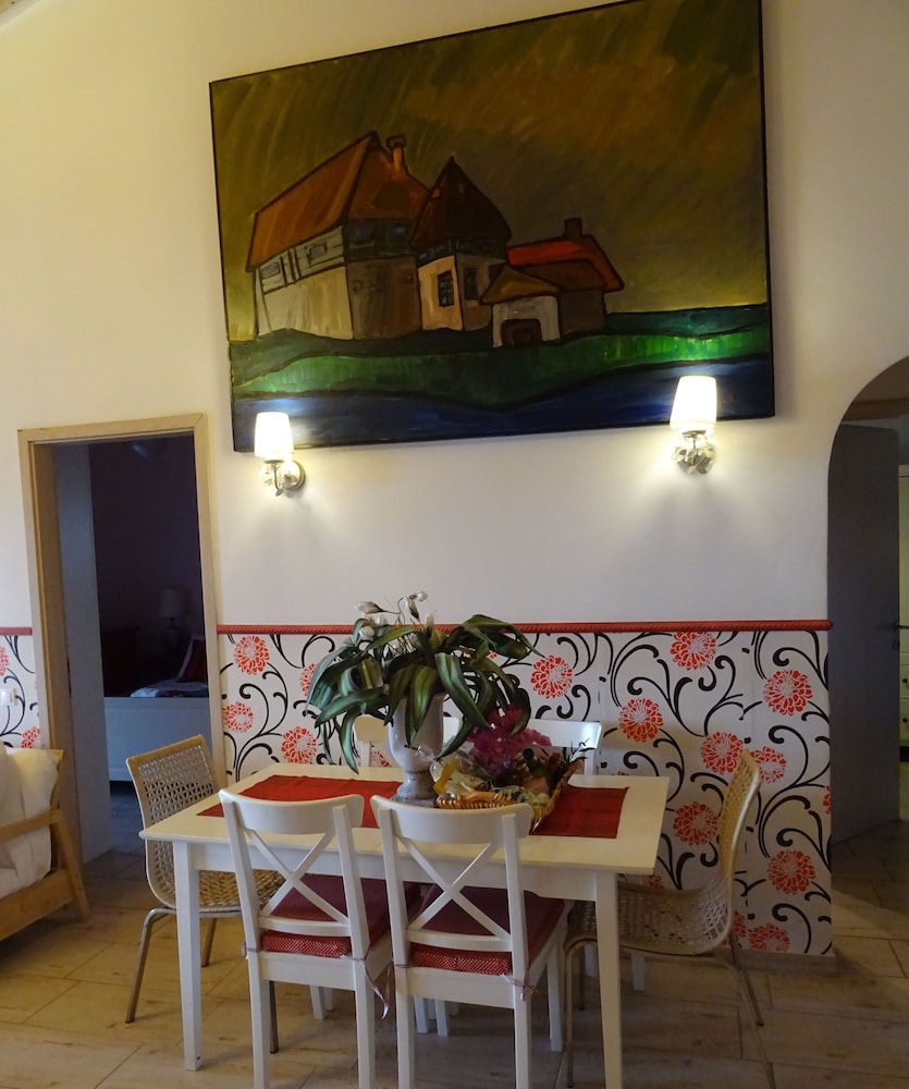 Artist's Villa Red Rose
