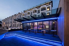 Seven Hotel