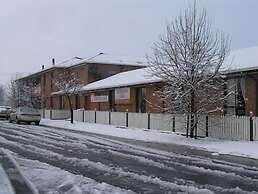 Snow Gate Motel and Apartments