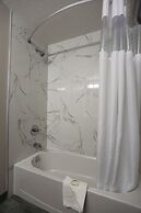 Days Inn by Wyndham Calgary North Balzac