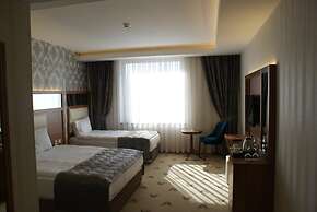 Carmine Otel
