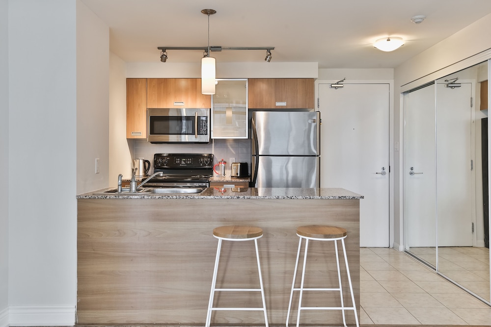 Bright Sub-Penthouse on Bay St