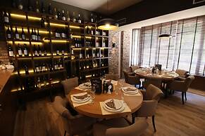Hotel Aristocrat & Fish Restaurant