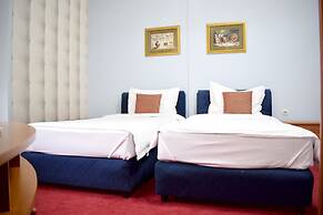 Hotel Aristocrat & Fish Restaurant