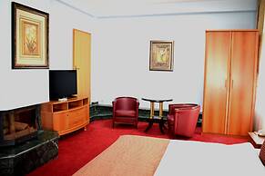 Hotel Aristocrat & Fish Restaurant