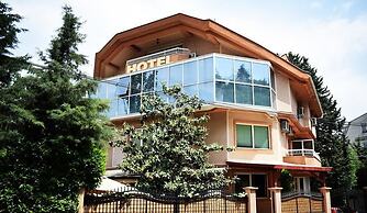 Hotel Aristocrat & Fish Restaurant