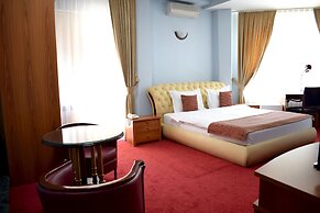 Hotel Aristocrat & Fish Restaurant