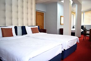 Hotel Aristocrat & Fish Restaurant