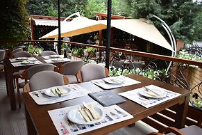 Hotel Aristocrat & Fish Restaurant