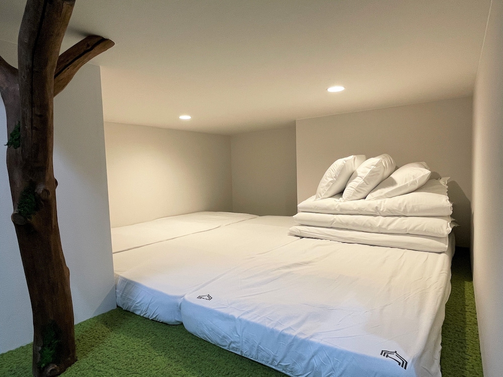365BASE outdoor hostel