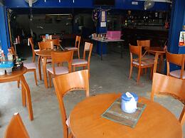 Blue Lagoon Guest House and Bar