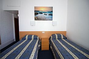 Evans Hotel