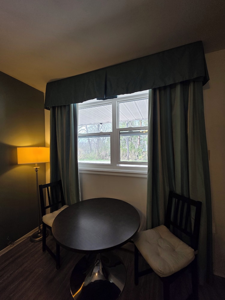 Shenstone Motor Inn