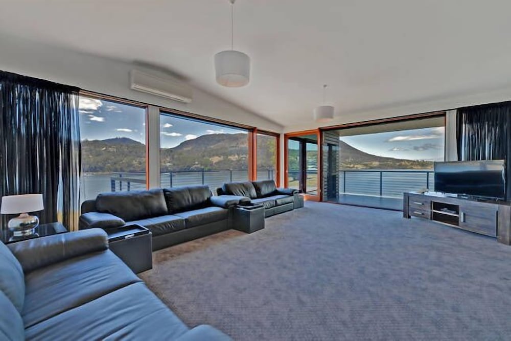 Amazing Unique Five-Star Waterfront Retreat