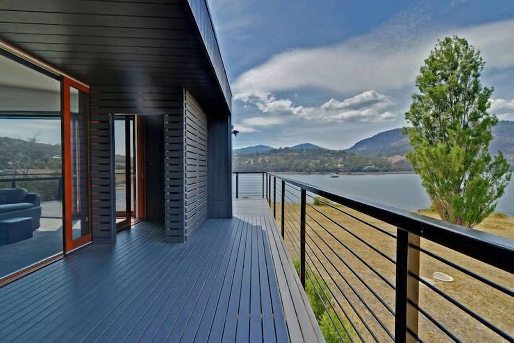 Amazing Unique Five-Star Waterfront Retreat