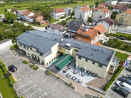 Santiny Hotel & Restaurant