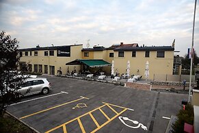 Santiny Hotel & Restaurant