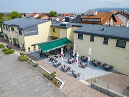 Santiny Hotel & Restaurant