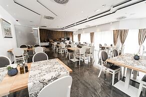 Santiny Hotel & Restaurant