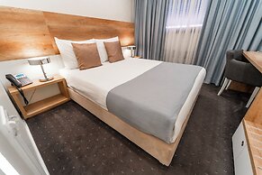 Santiny Hotel & Restaurant