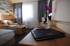 Santiny Hotel & Restaurant