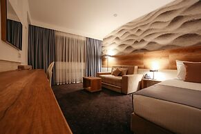 Santiny Hotel & Restaurant