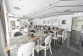 Santiny Hotel & Restaurant