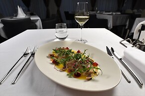Santiny Hotel & Restaurant
