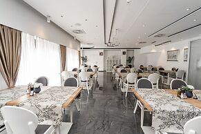 Santiny Hotel & Restaurant