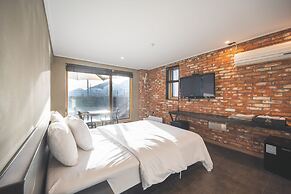 B&F Hotel