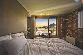 B&F Hotel