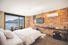 B&F Hotel